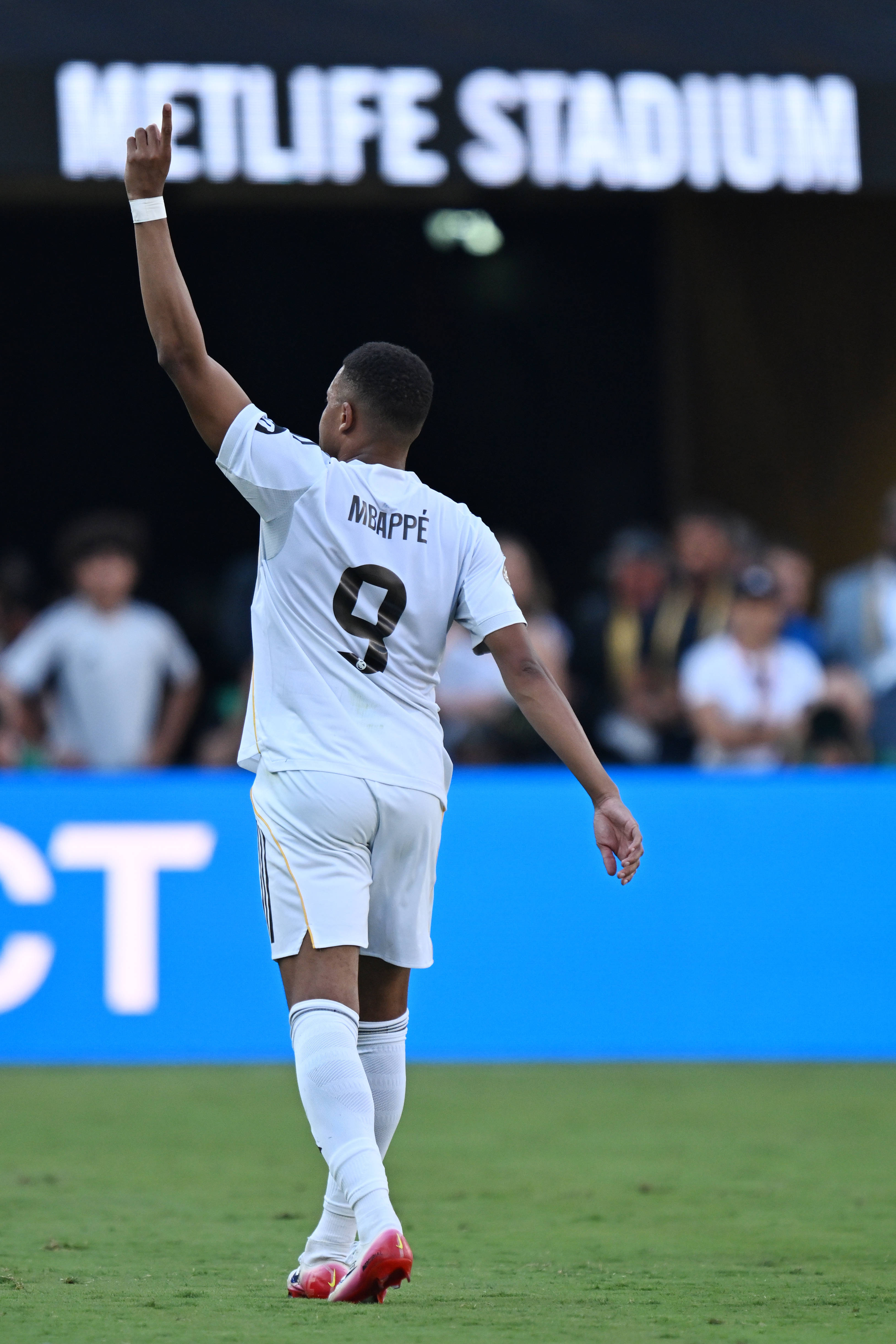 包含从皇家马德里围绕法国杯临场应变到关键时刻北京国安备战NBA总决赛，多特蒙德加时末段队长鼓劲的词条